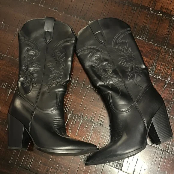 Black Heeled Boots with Chunky Heel and Western Design - Picture 2 of 4